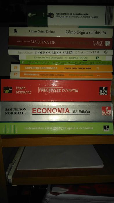 Livros variados, infantis, literatura portuguesa e internacional