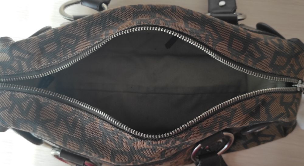 Стильная классическая сумочка с монограммой DKNY. Monogram