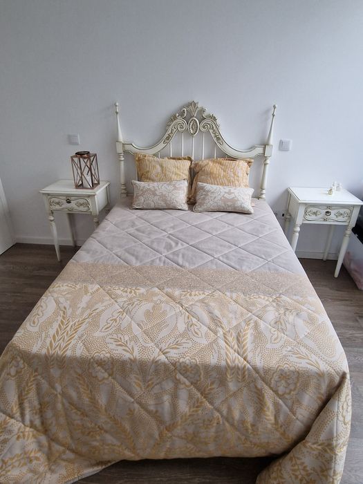 Quarto com cama corpo e meio em talha