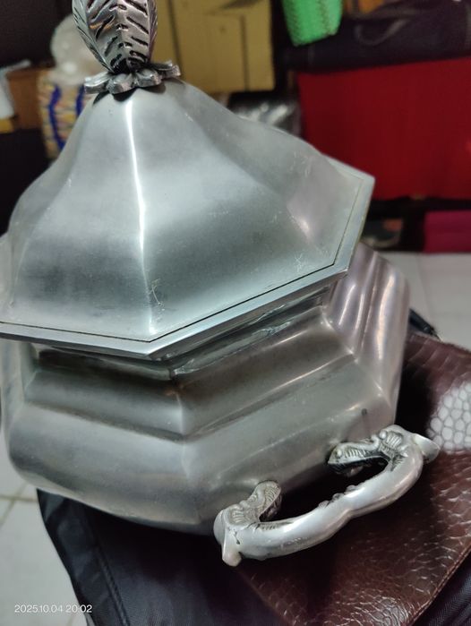 Terrina antiga em estanho