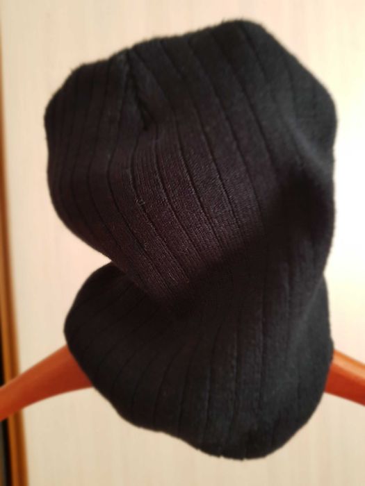 Miękka czarna czapka.