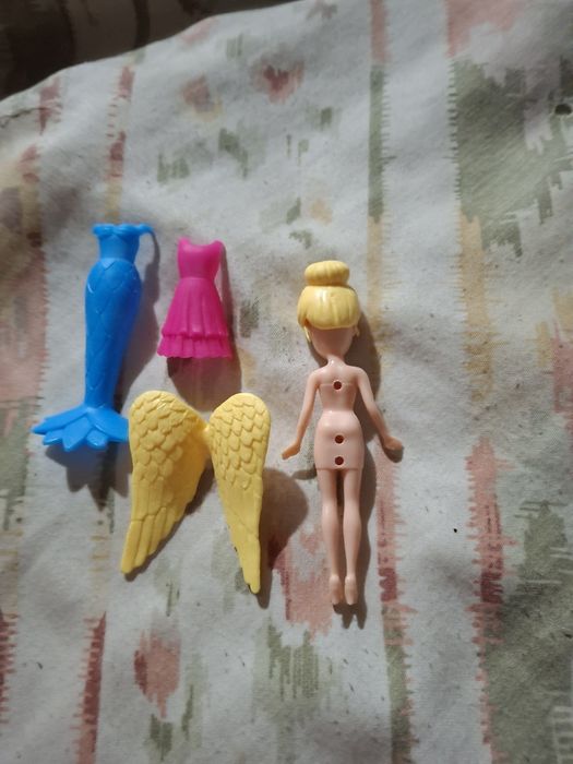 Boneca pequena e bonita