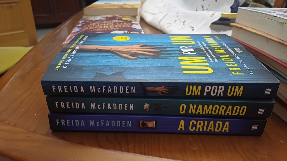 Livros de Escritores Famosos (Colleen Hoover , Raul Minha'alma e mais)