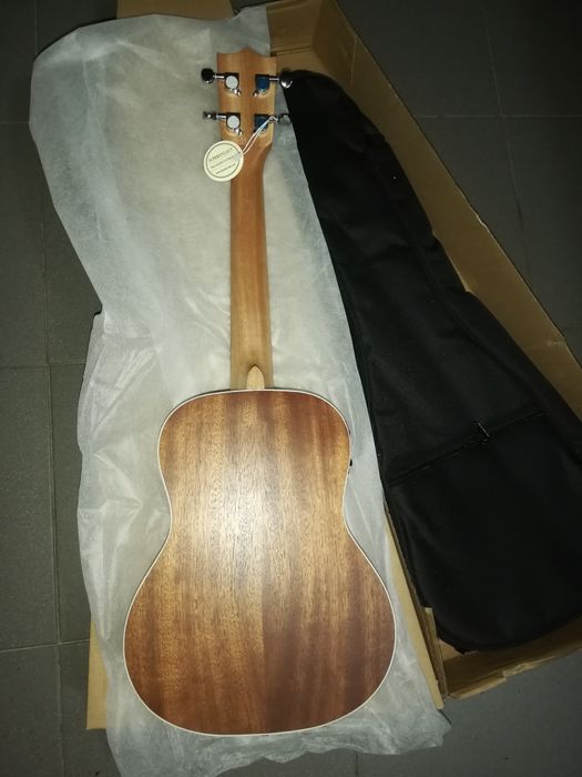 Ukulele tenor elétrico novo