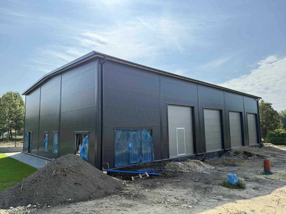 Hala stalowa 15x25 m – ocynk, płyta PIR – producent HALER