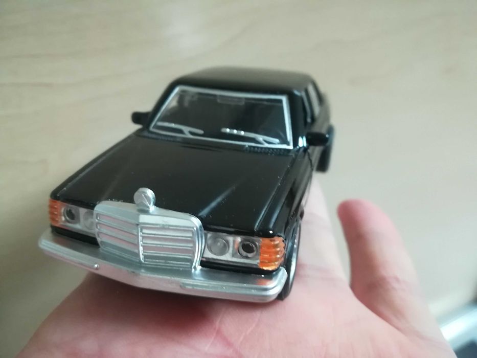 Model nowy Mercedes-Benz 300D (1981r) 1:36