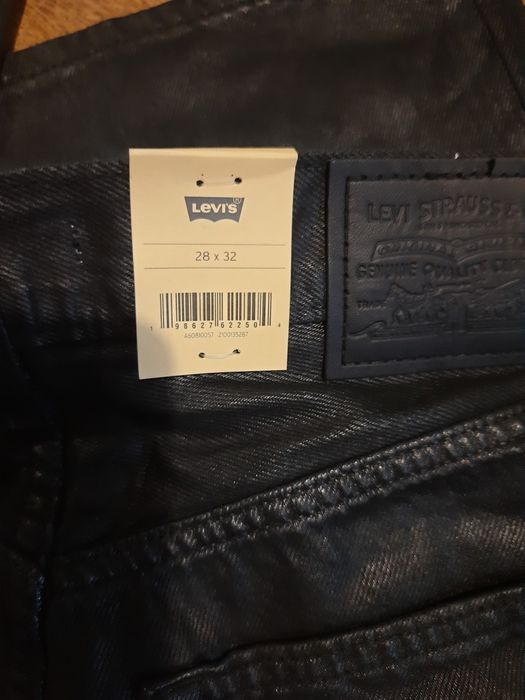 Женские джинсы levi's черные широкие клеш