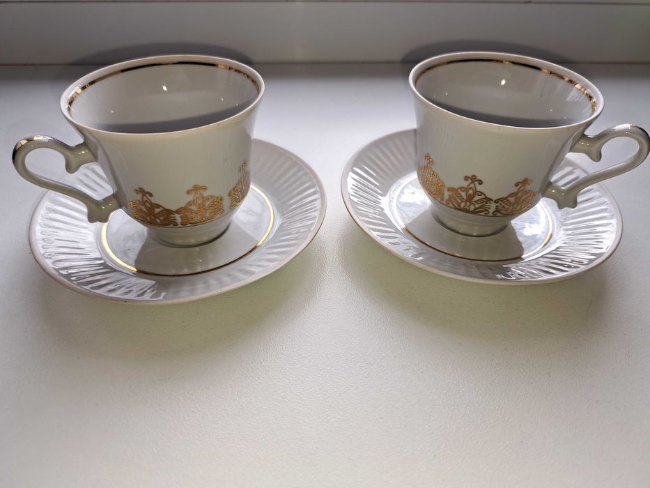 Радянські чашки з блюдцем золотим візерунком, вироблено в 1970-х роках