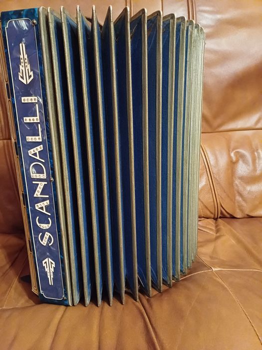 Akordeon scandalli vibrante three