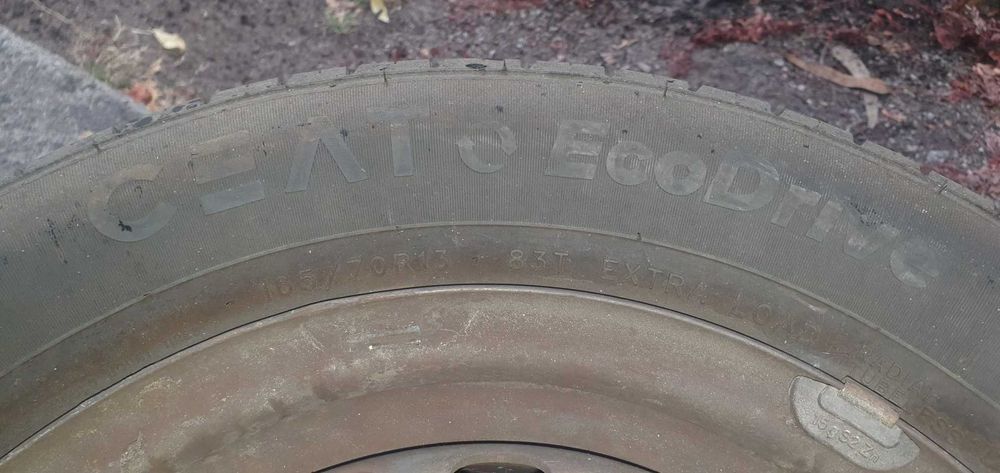 Conjunto de duas rodas completas 165/70 R13 com pneus novos.