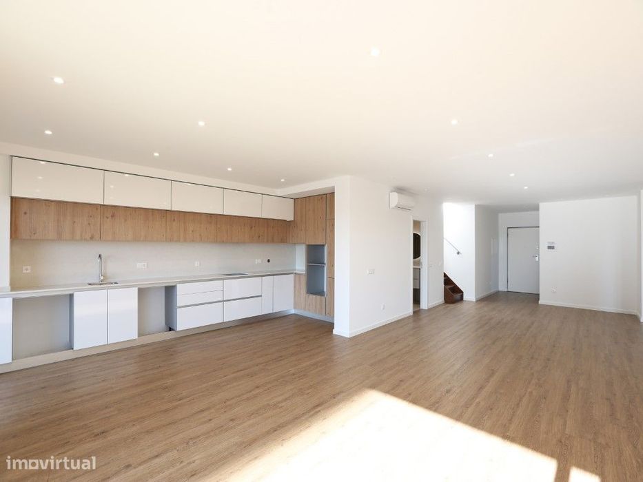Apartamento T3 Duplex Novo com terraço privado com piscina no Prédi...