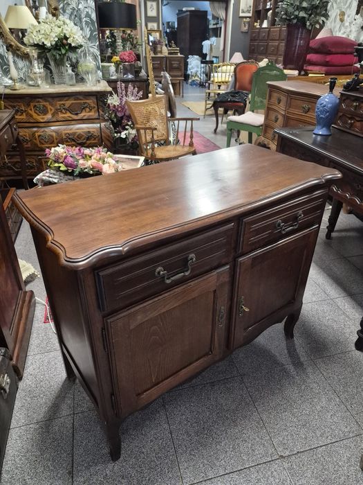 Móvel de Apoio em Madeira Maciça. Oferecemos a entrega em Lisboa.