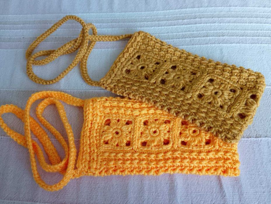 В'язані гачком сумочки для мобільного телефона.