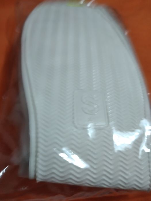 Sapatos de chuva novos