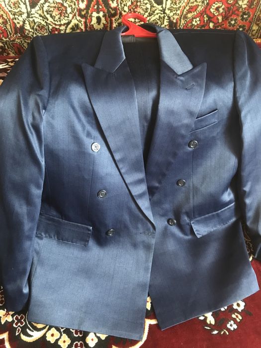 Костюм черный,в отличном состоянисиний в тонкую черную полоску Франция