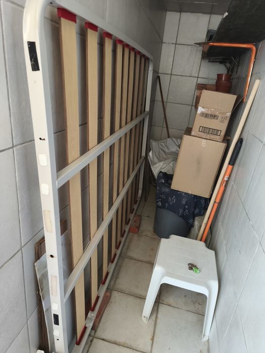 Vendo estrado cama com pés