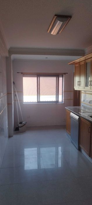 Apartamento T2 com pequena garagem/box privativa e arrecadação