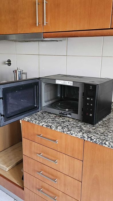 Microondas LG - 20 l e 700 W (praticamente novo)
