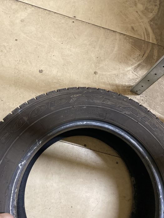 150. Opony zimowe dostawcze goodyear cargovector 215/65r15c 2szt