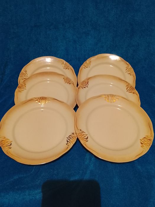 Набор тарелок с золотом.
