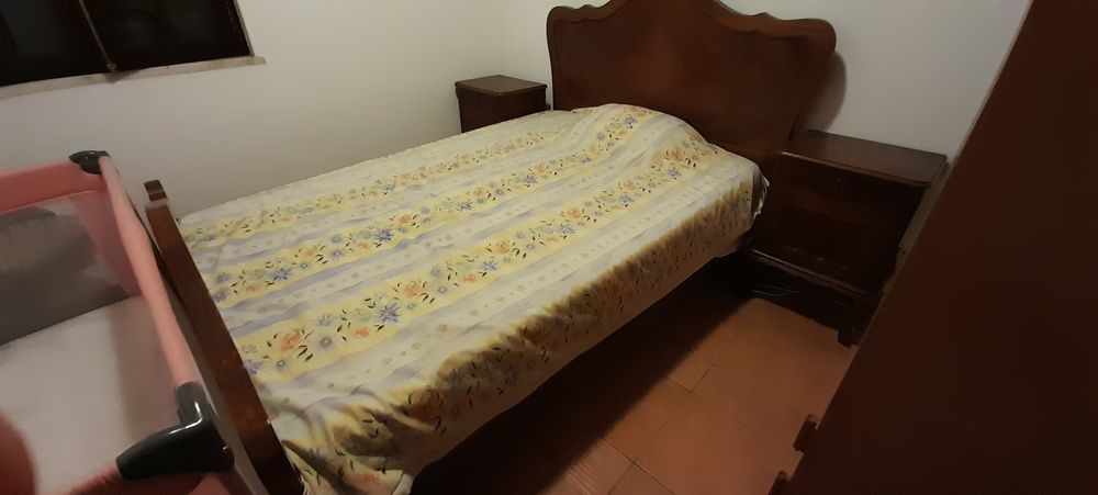 Cama e 2 mesas de cabeceira
