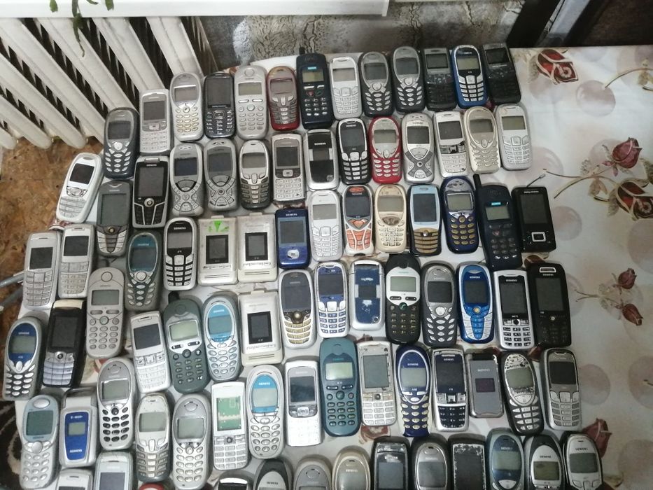 Продам лот телефонів сіменс а52 а57 с62 с75 сріблястого кольору