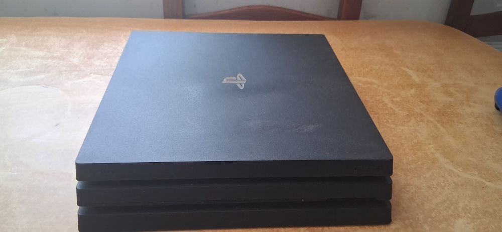 PS4 Pro 1 Tb HDD + 1 controle+ Cabos ( Preço Negociável)
