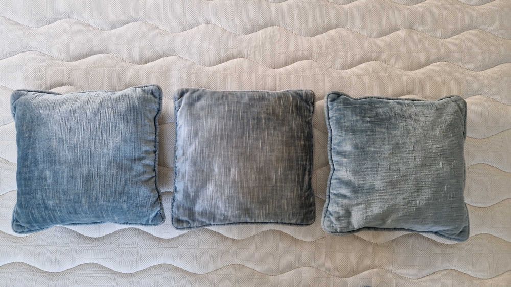 Conjunto 3 almofadas de tecido aveludado azul 
28 cm x 24 cm
