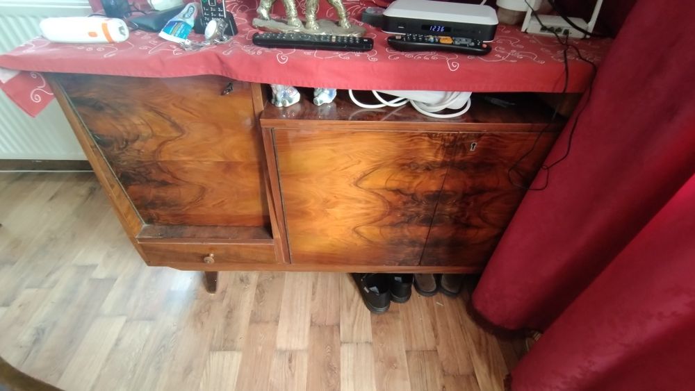 Drewniane meble vintage- kredens stół i witryna