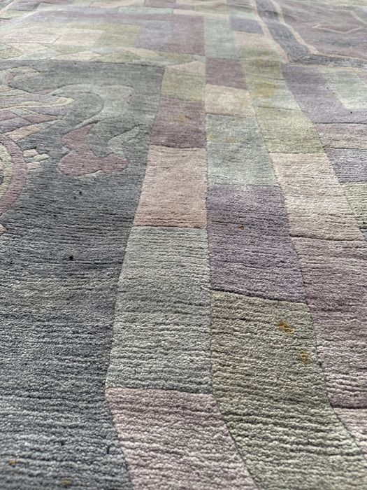 Duży, bardzo ciężki dywan o wymiarach 300x250 cm. Ręcznie tkany.