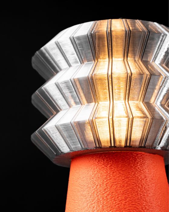 Luminaria de mesa com design escultural moderno