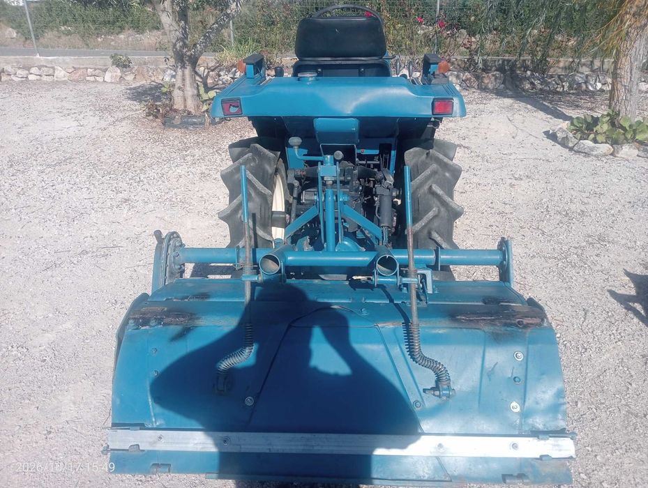 Mini trator Izeki 160 4x4 de 16 CV com frese