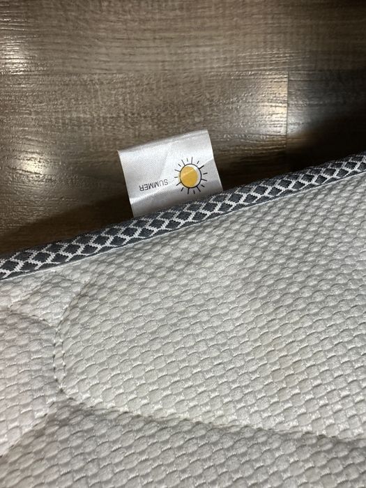 Деревʼяні ліжка з матрацом