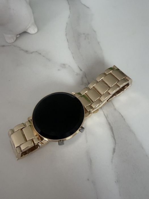 Zegarek Z czarnym wyświetlaczem SmartWatch Złotej bransolecie