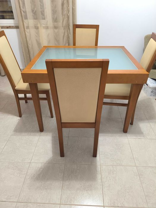 Mesa de madeira + 4 cadeiras