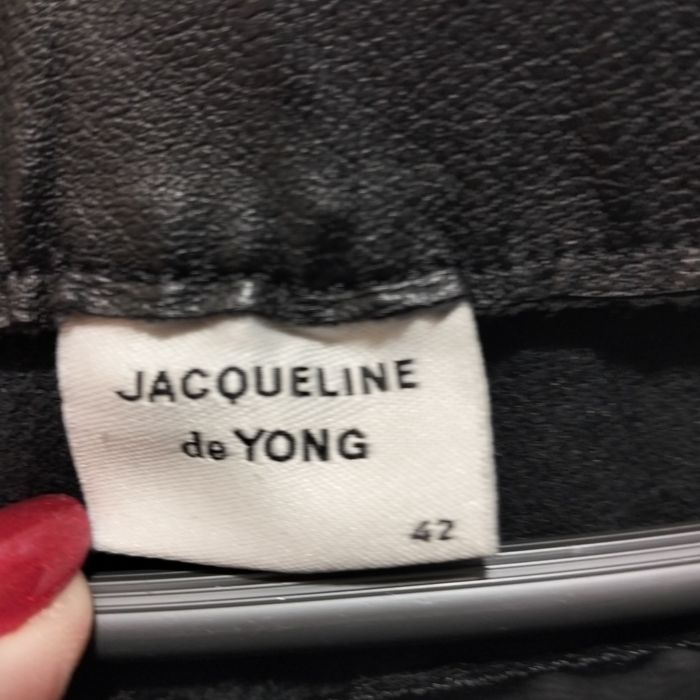 Czarne spodnie imitujące skórę