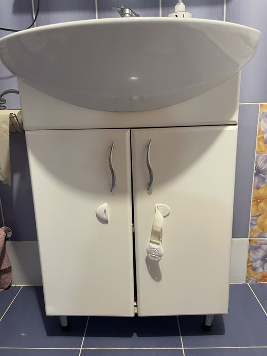 Дзеркало і тумбочка у ванну кімнату