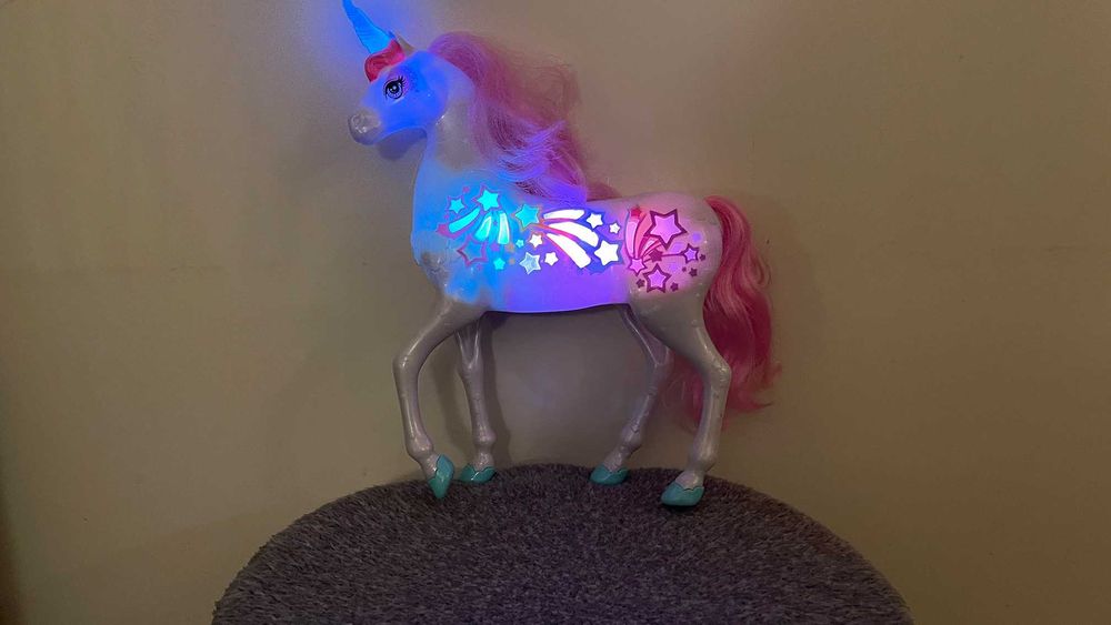 Barbie Unicórnio música e luzes arco-íris