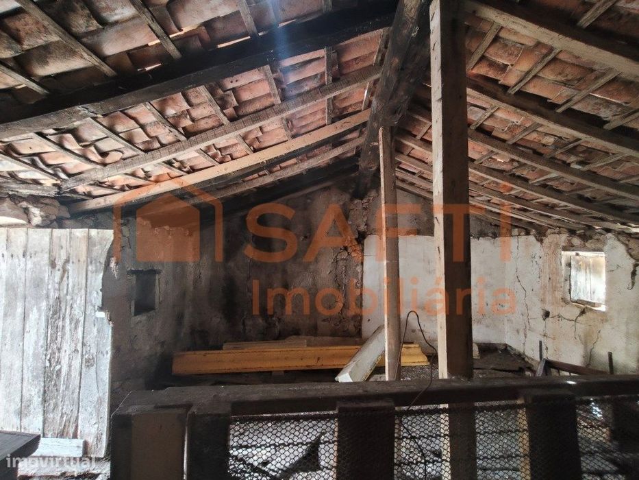 Ruína T2, Com Terreno De Cultivo A Confrontar Com O Ribeiro.