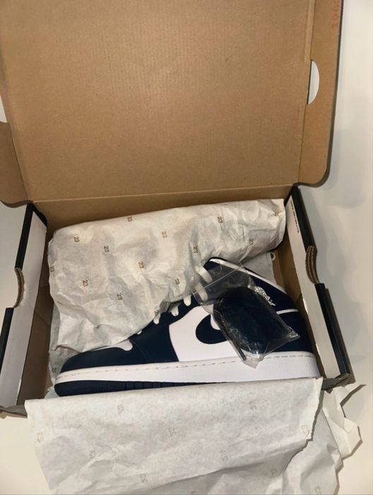 Air Jordan 1 Mid Metallic Gold Obsidian