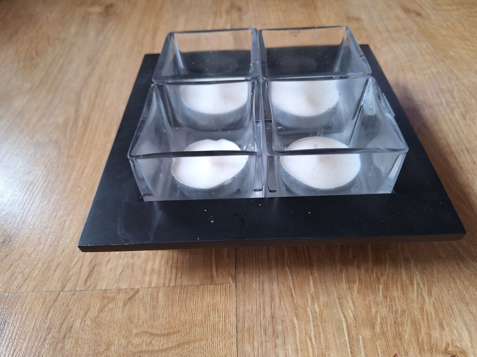 Świecznik na drewnianej podstawce 17x17 cm na 4 świeczki podgrzewacze