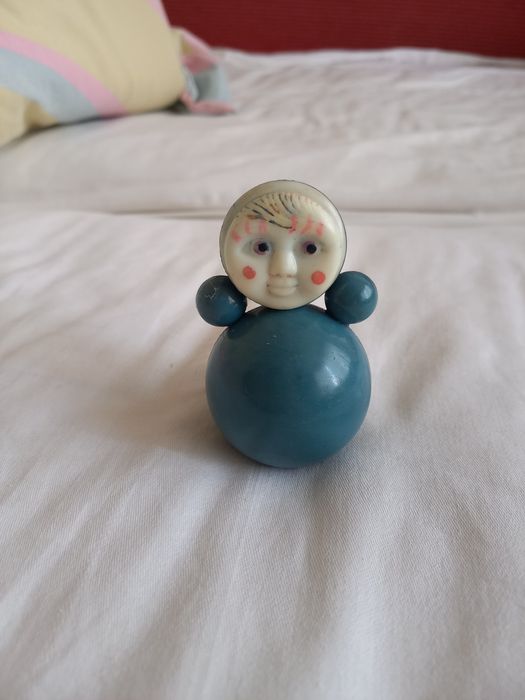 Продам жовтий м'ячик і неваляшку