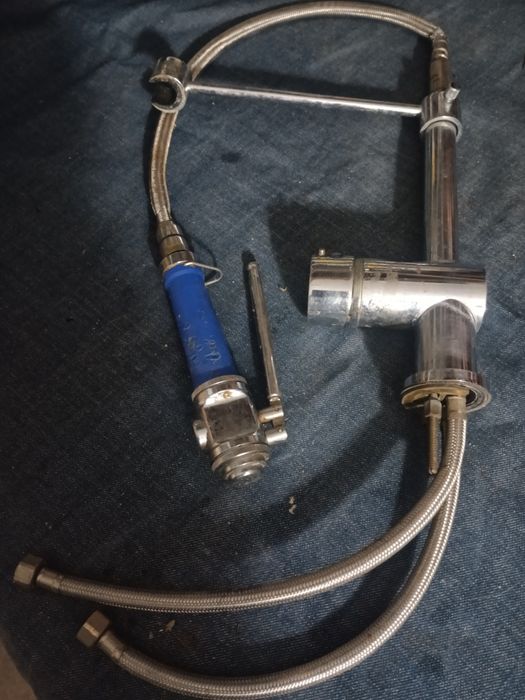 Torneira de banca grande ou pequena completamente novas