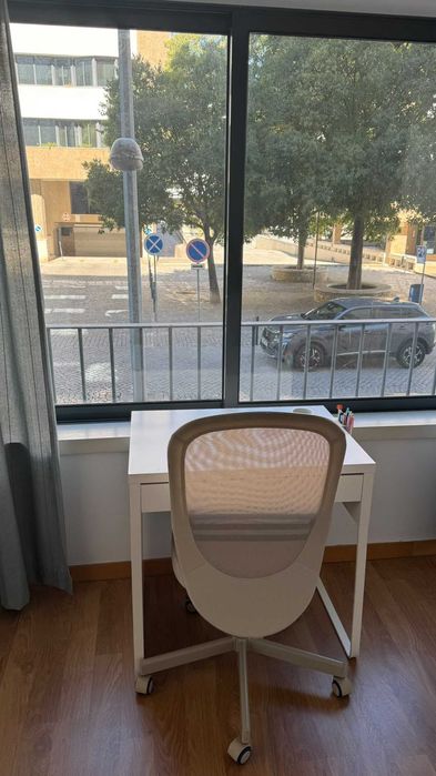 Cadeira  + Secretária branca IKEA 73 × 50 cm – 90 €