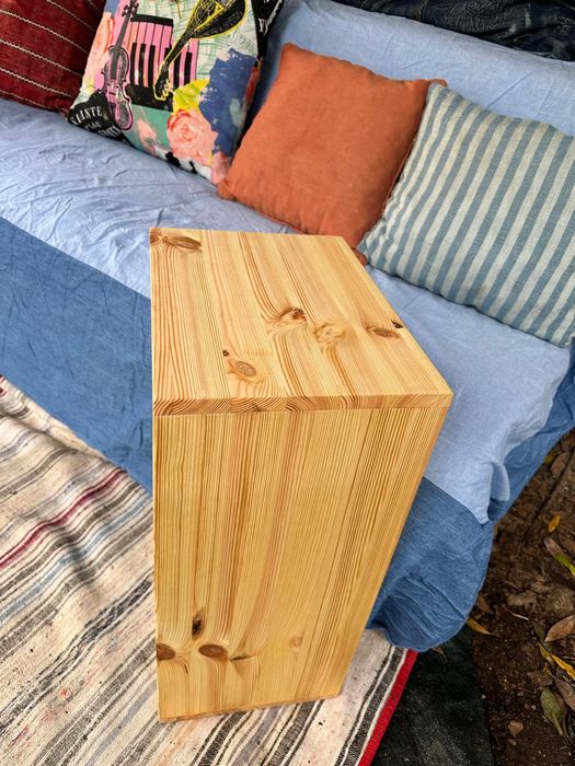 Mesa lateral em pinho maciço nova – artesanal