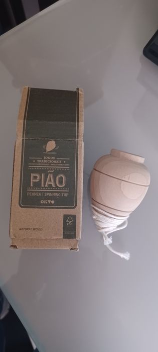 Pião de madeira novo