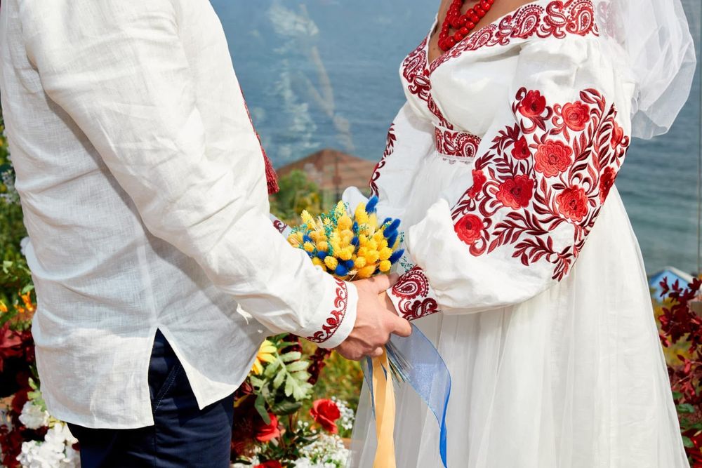 Весільна сукня в українському стилі
