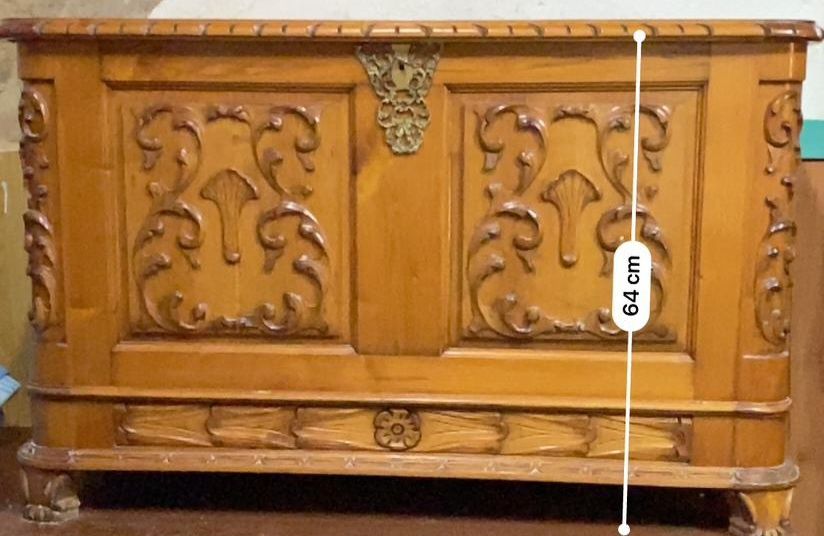 Arca em madeira talhada