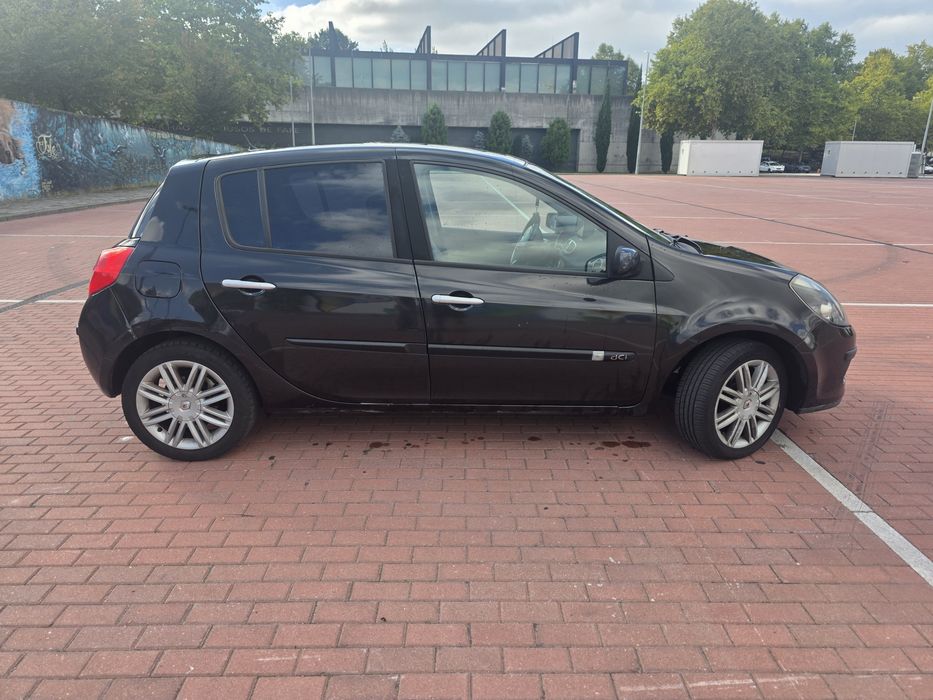 Renault Clio 1.5 dCi Luxury – Teto Solar, Pele, Multimédia GPS e Bimassa Novo!