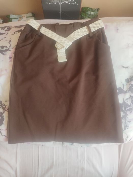 Spódnica ołówkowa z ozdobnym paseczkiem